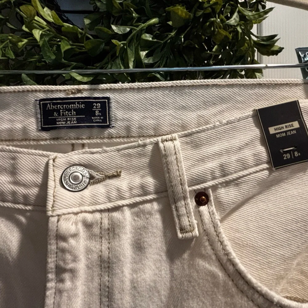 NWT Abercrombie & Fitch The Mom High Rise White Distressed Jeans Size 29/8R - Picture 4 of 4